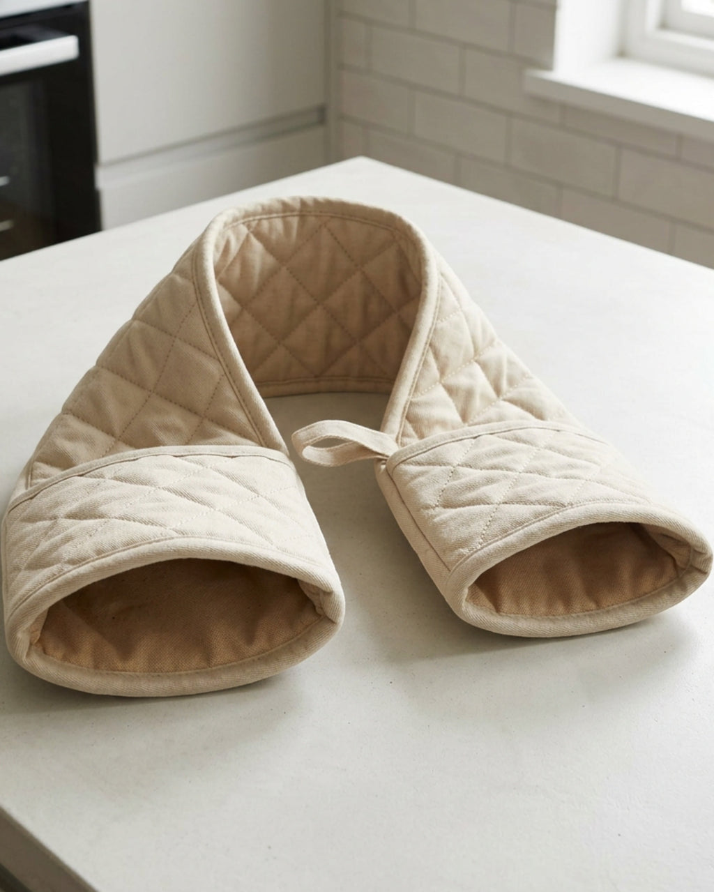 Tastyly Double-Ended Quilted Oven Glove 88 cm Sand - Lifestyle view